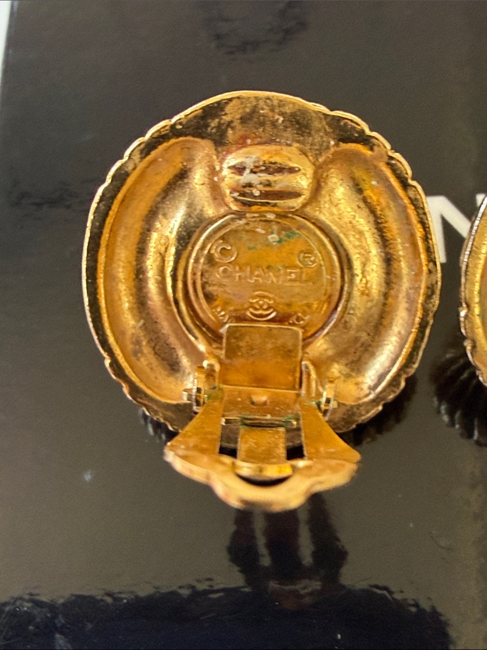CHANEL Gold and Pearl Round Button Earrings Victoire de Castellane Era 1980’s - Picture 4 of 12